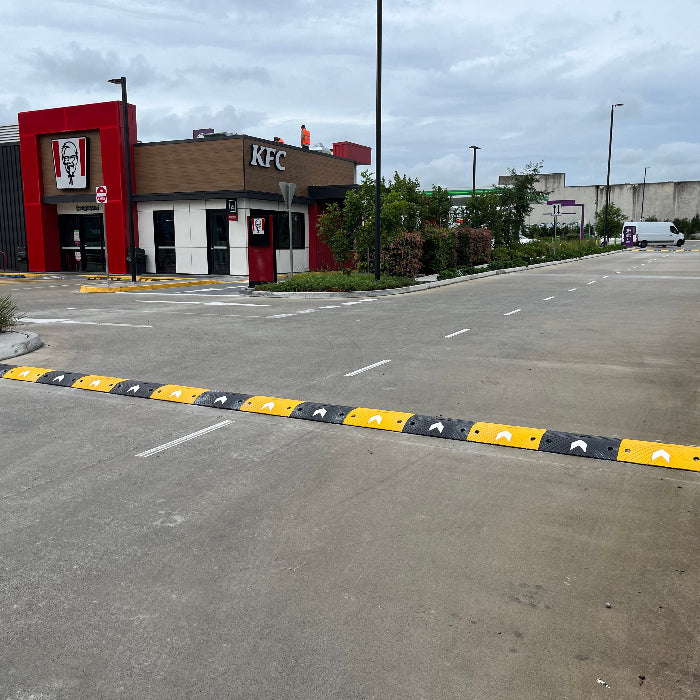 Aggressive speed hump 75mm high black middle section