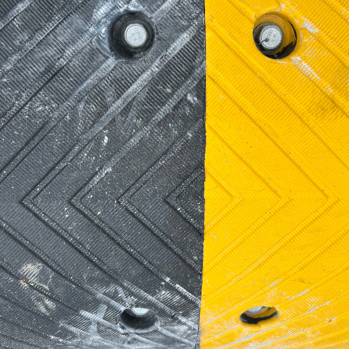 Aggressive speed hump 75mm high black middle section