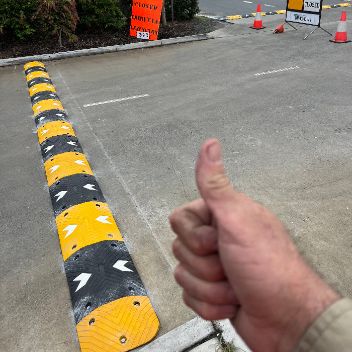 Aggressive speed hump 75mm high black middle section