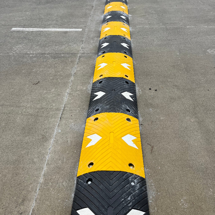 Aggressive speed hump 75mm high black middle section