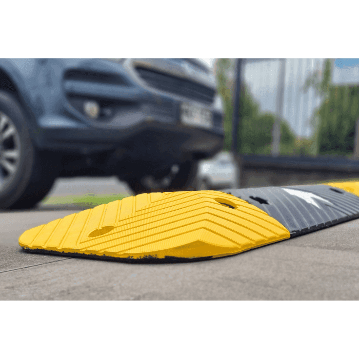 Aggressive speed hump 75mm high black middle section