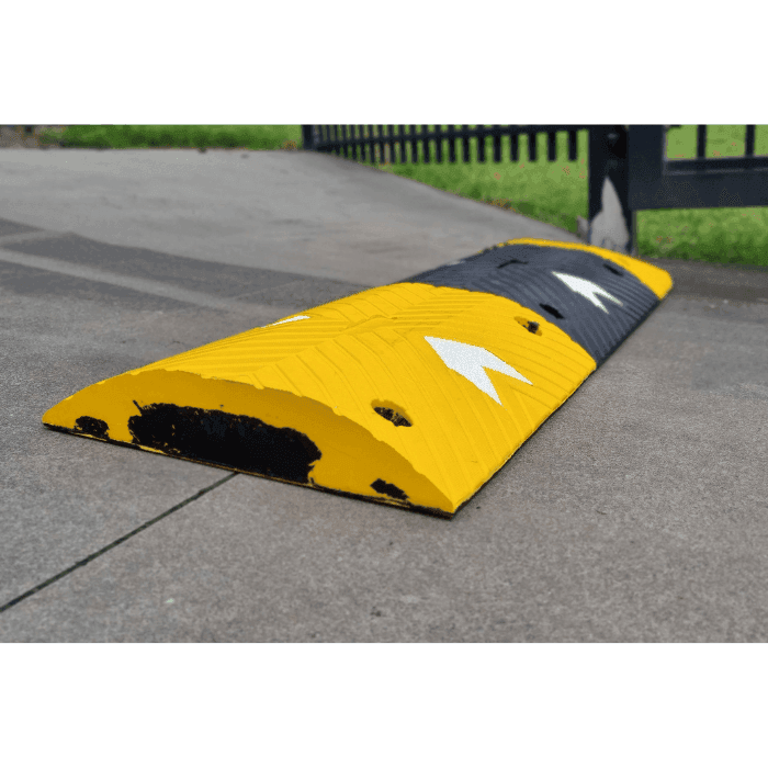Aggressive speed hump 75mm high black middle section