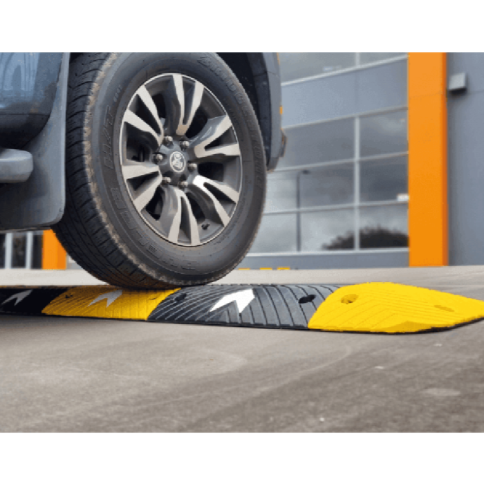 Aggressive speed hump 75mm yellow end cap