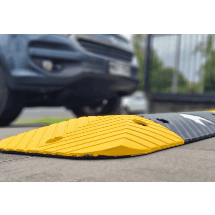 Aggressive speed hump 75mm yellow end cap