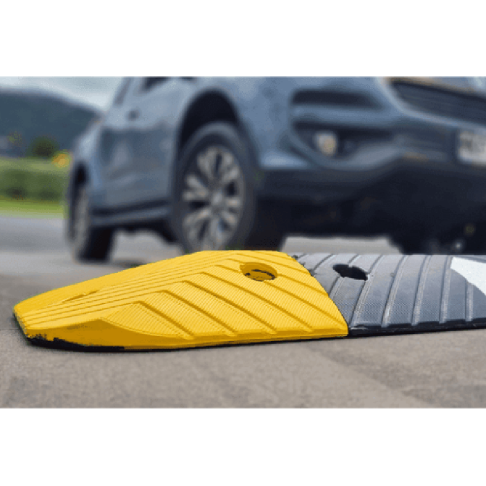 Aggressive speed hump 75mm yellow end cap