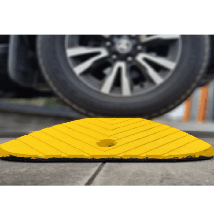 Aggressive speed hump 75mm yellow end cap